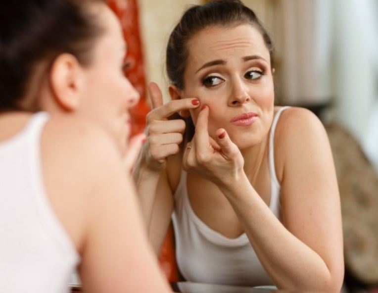 4 Cara Menghilangkan Jerawat Karna Penggunaan Kosmetik yang Ngak Cocok